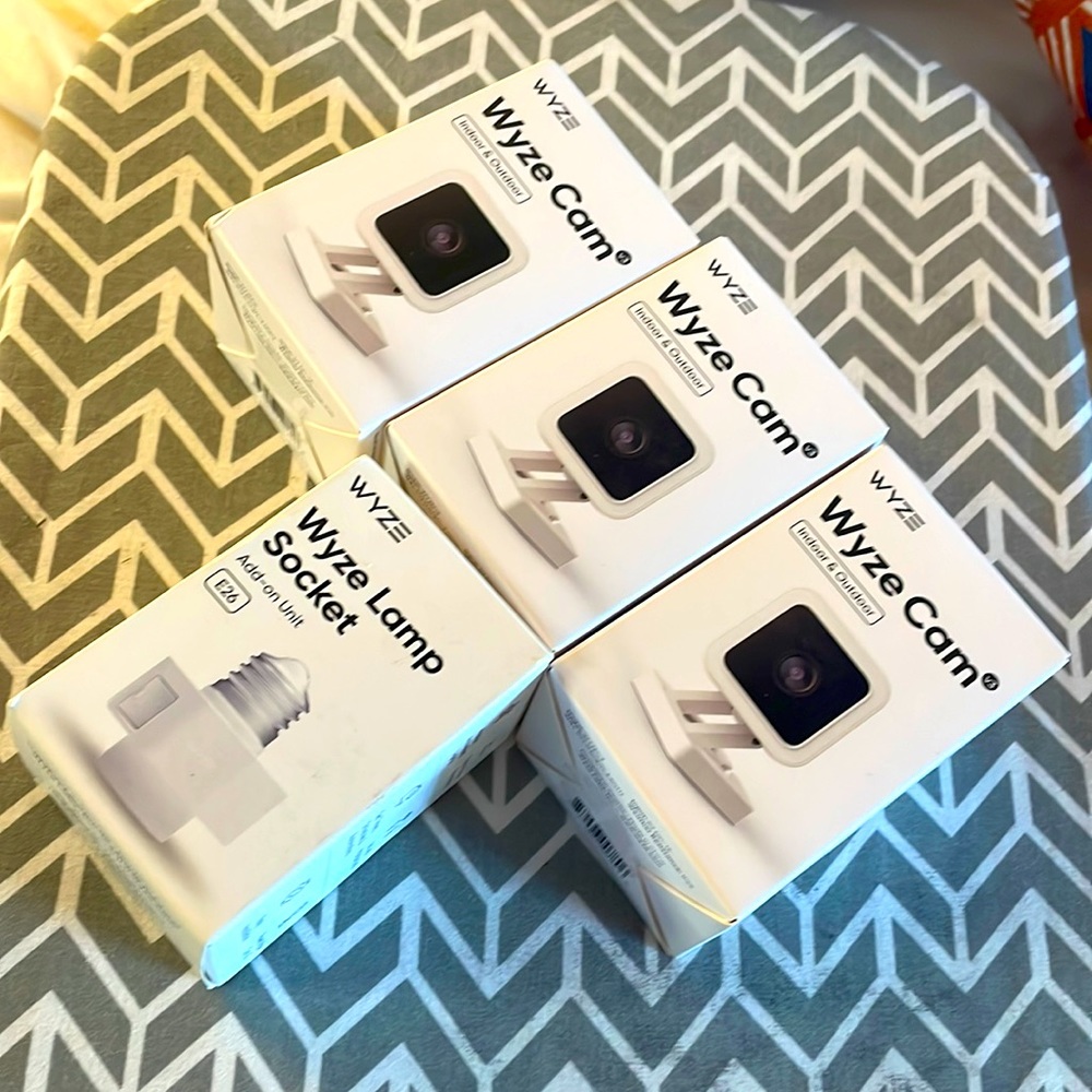 3 Wyze cameras + Wyze Socket adapter $106 VALUE - MAKE AN OFFER